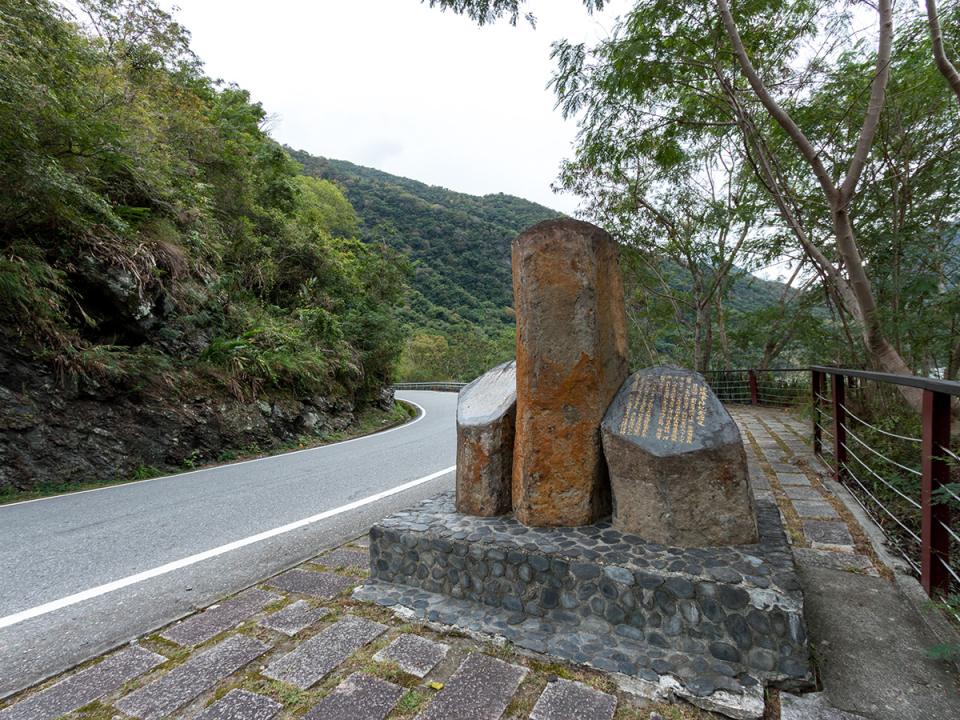 逢坂抗日紀念碑：山路旁的紀念碑