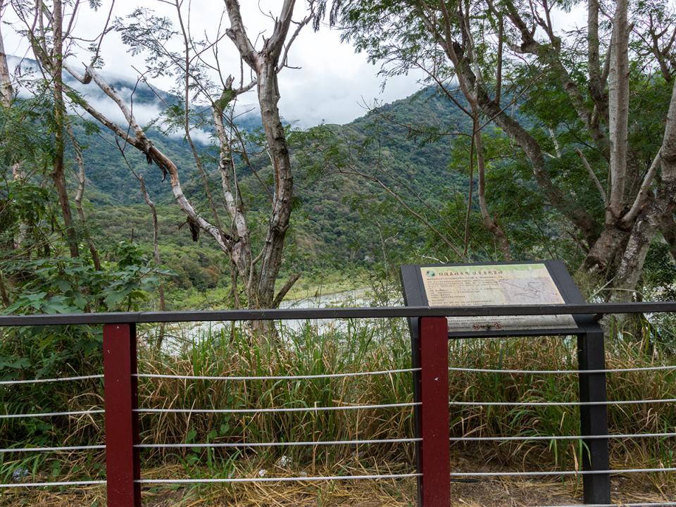 逢坂抗日紀念碑：山路旁的步道與標示牌